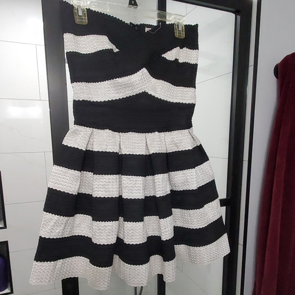 Jr. Striped Black/White strapless dress